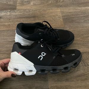 On Running shoes W8.5 black